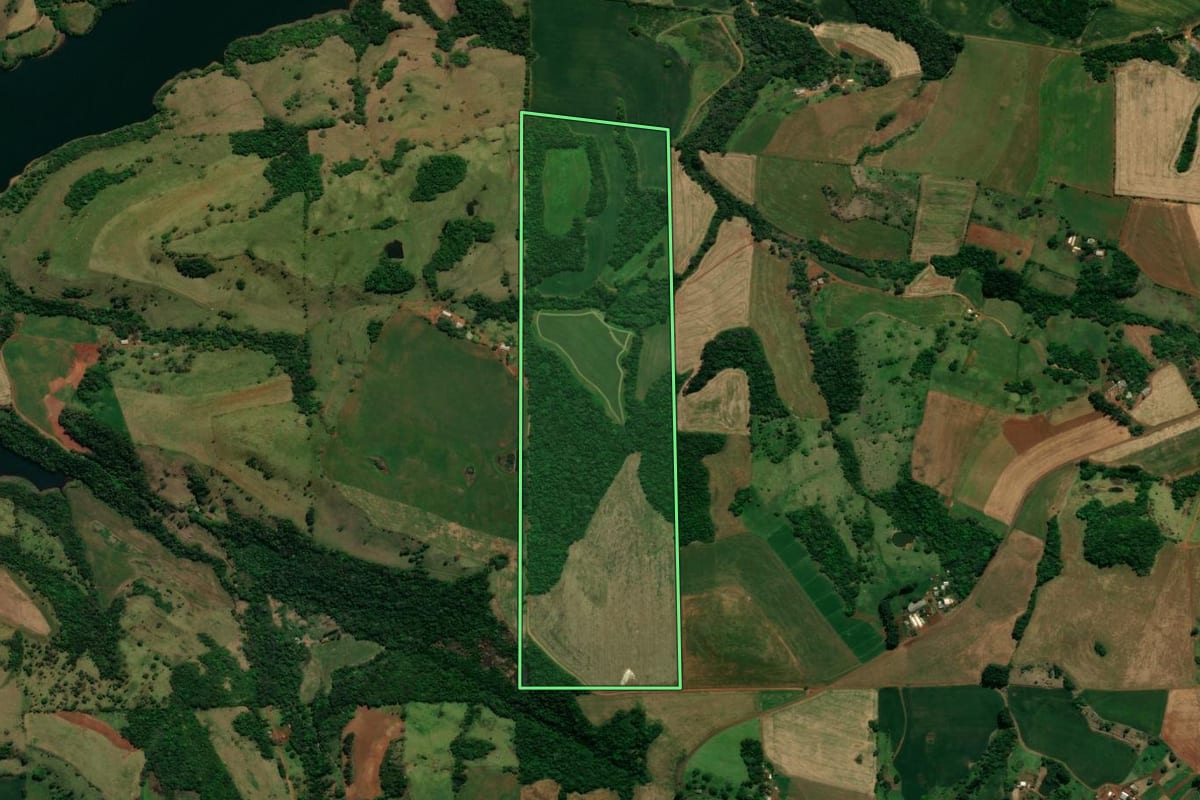 Imagem de satélite do imóvel rural em Rio Bonito do Iguaçu (PR), com o contorno declarado no CAR desenhado por cima.