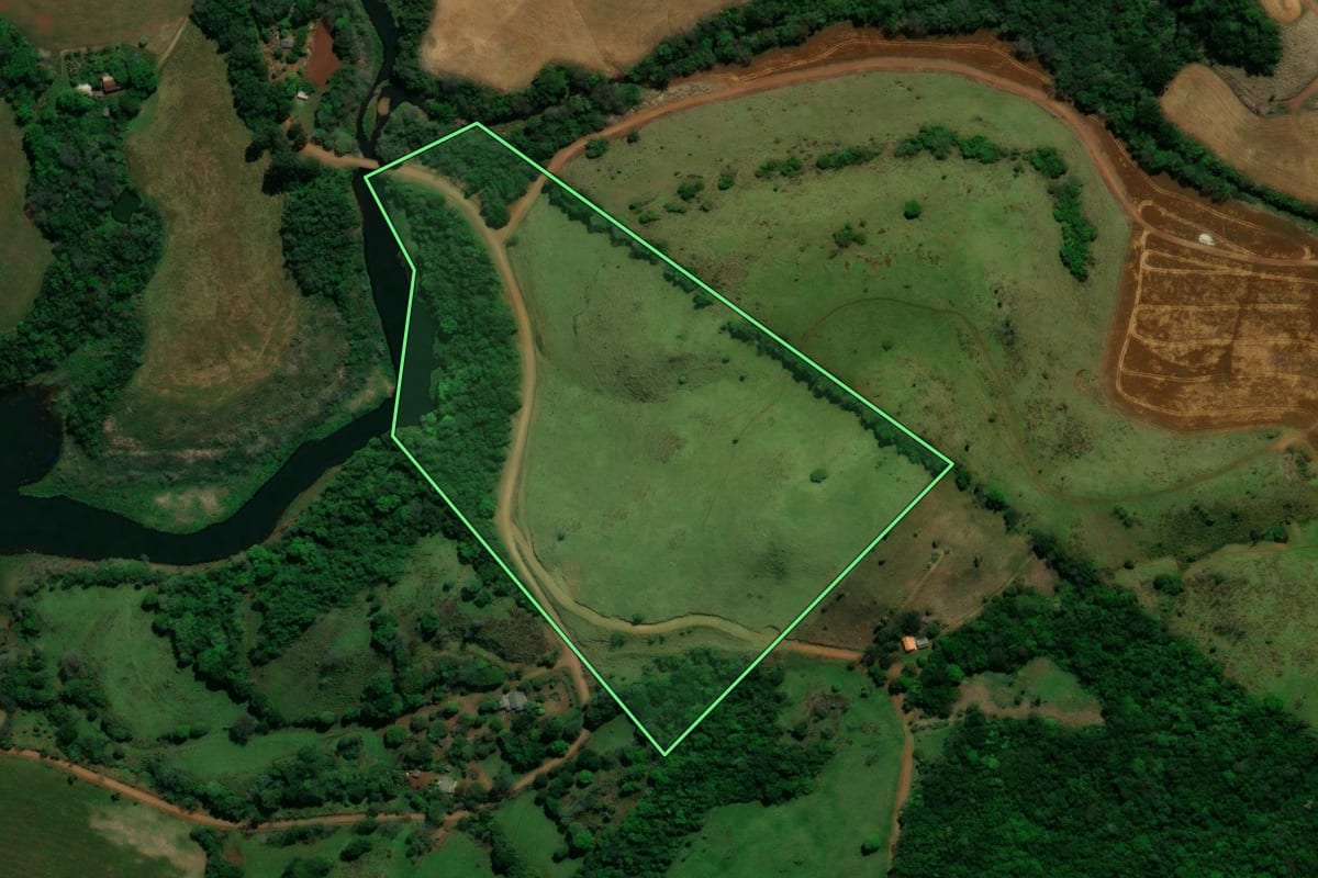 Imagem de satélite do imóvel rural em Rio Bonito do Iguaçu (PR), com o contorno declarado no CAR desenhado por cima.