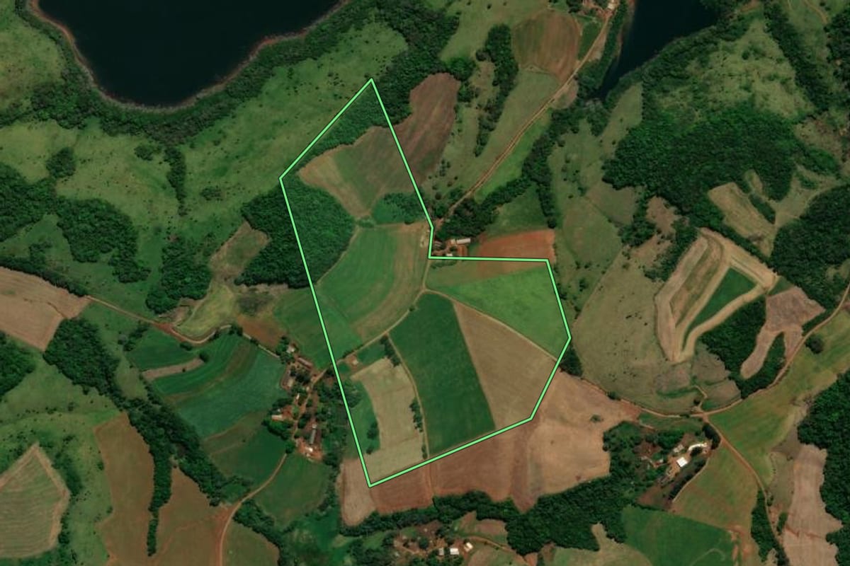 Imagem de satélite do imóvel rural em Rio Bonito do Iguaçu (PR), com o contorno declarado no CAR desenhado por cima.