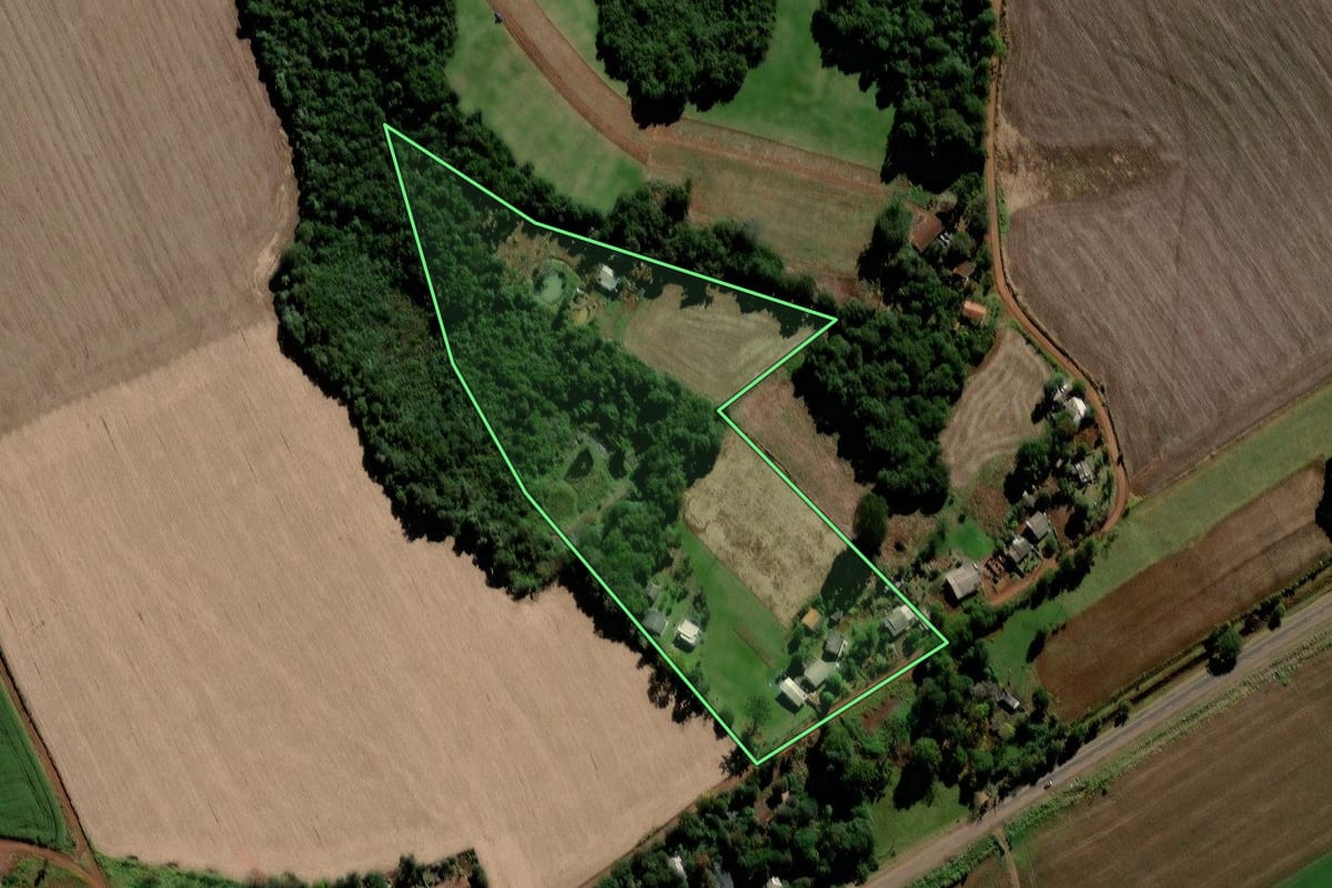 Imagem de satélite do imóvel rural em Rio Bonito do Iguaçu (PR), com o contorno declarado no CAR desenhado por cima.