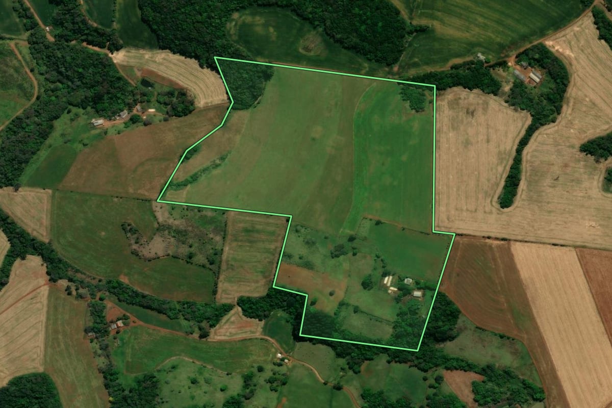 Imagem de satélite do imóvel rural em Rio Bonito do Iguaçu (PR), com o contorno declarado no CAR desenhado por cima.