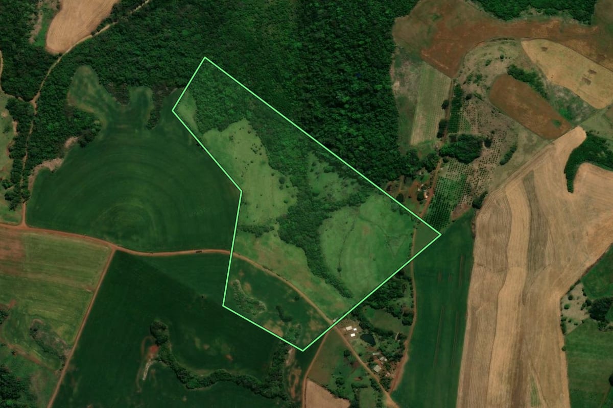 Imagem de satélite do imóvel rural em Rio Bonito do Iguaçu (PR), com o contorno declarado no CAR desenhado por cima.