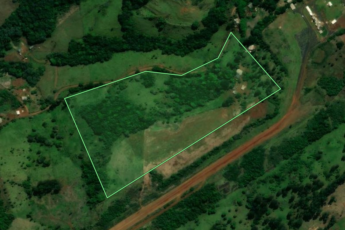 Imagem de satélite do imóvel rural em Rio Bonito do Iguaçu (PR), com o contorno declarado no CAR desenhado por cima.