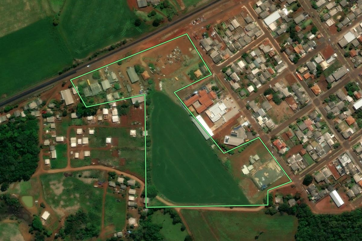 Imagem de satélite do imóvel rural em Rio Bonito do Iguaçu (PR), com o contorno declarado no CAR desenhado por cima.