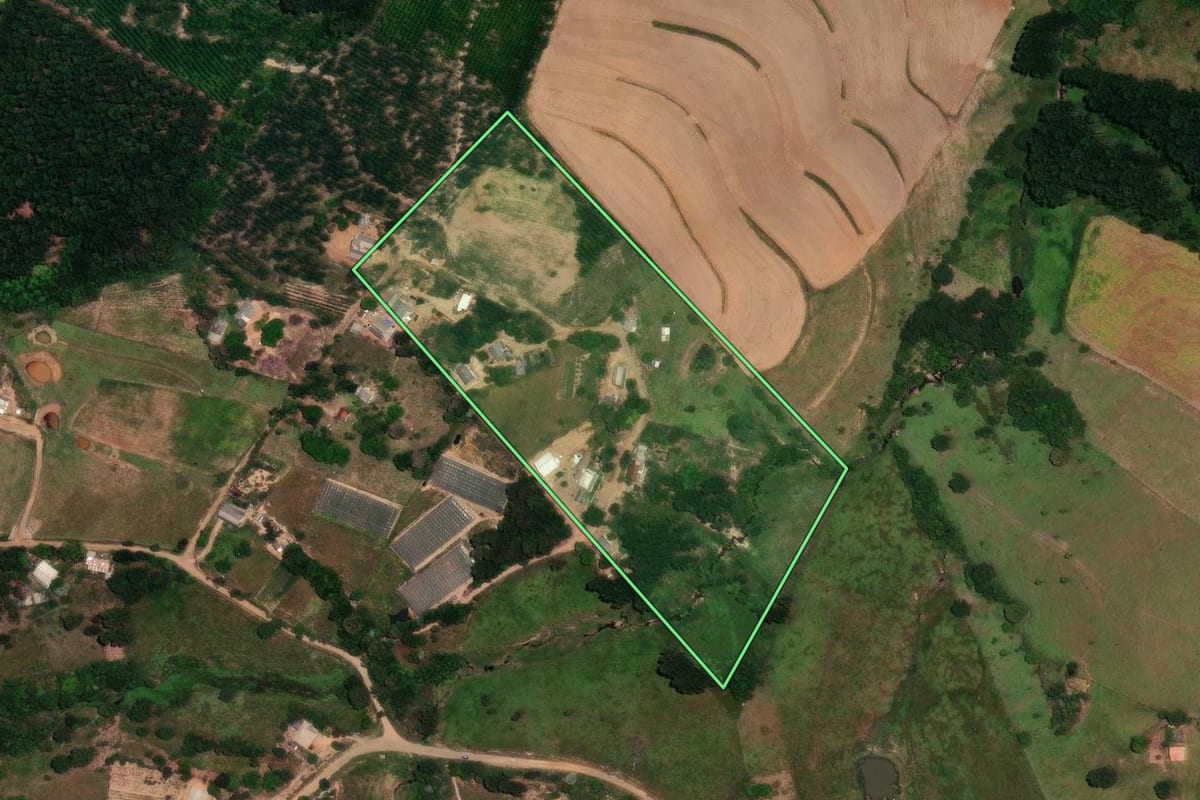 Imagem de satélite do imóvel rural em Rio Branco do Ivaí (PR), com o contorno declarado no CAR desenhado por cima.