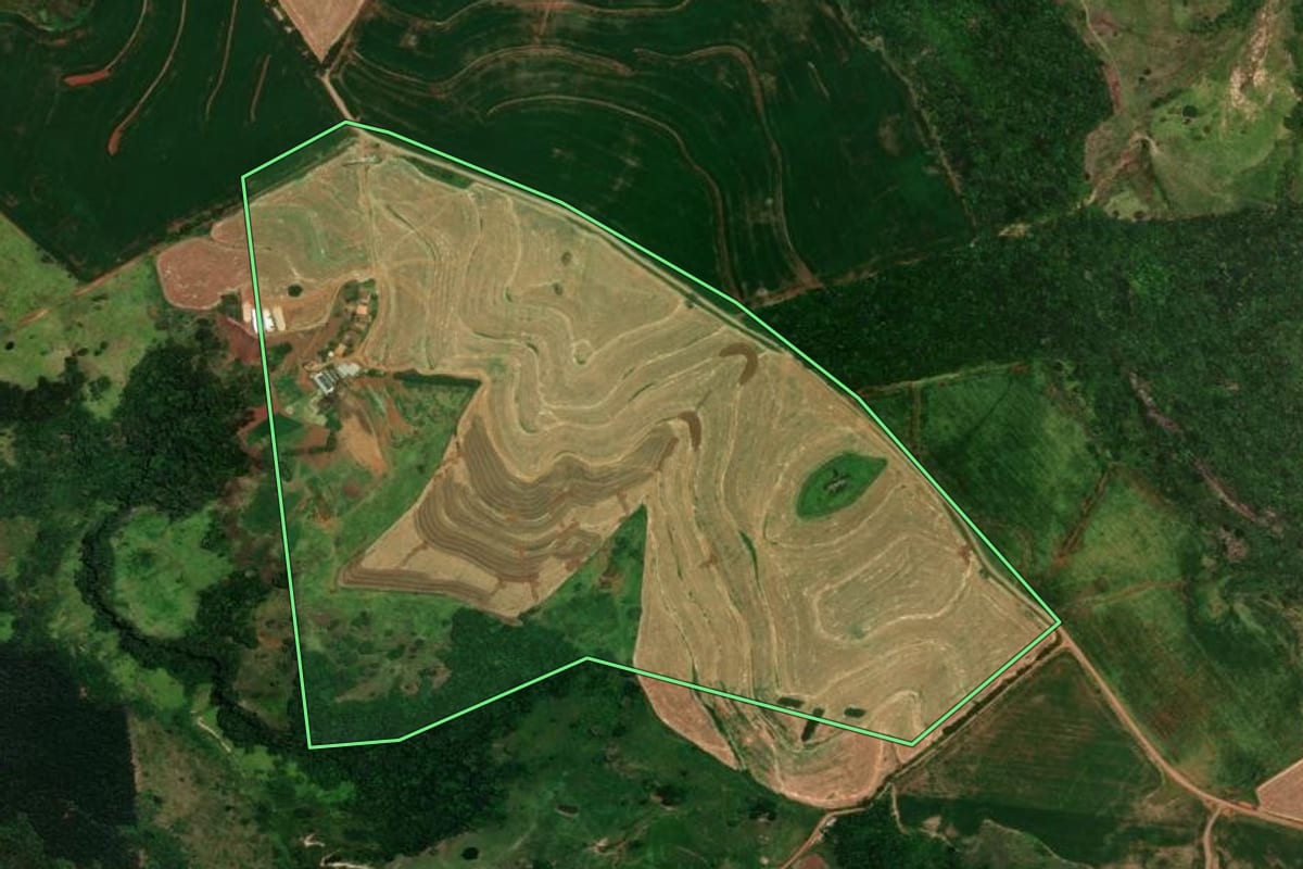 Imagem de satélite do imóvel rural em Rio Branco do Ivaí (PR), com o contorno declarado no CAR desenhado por cima.