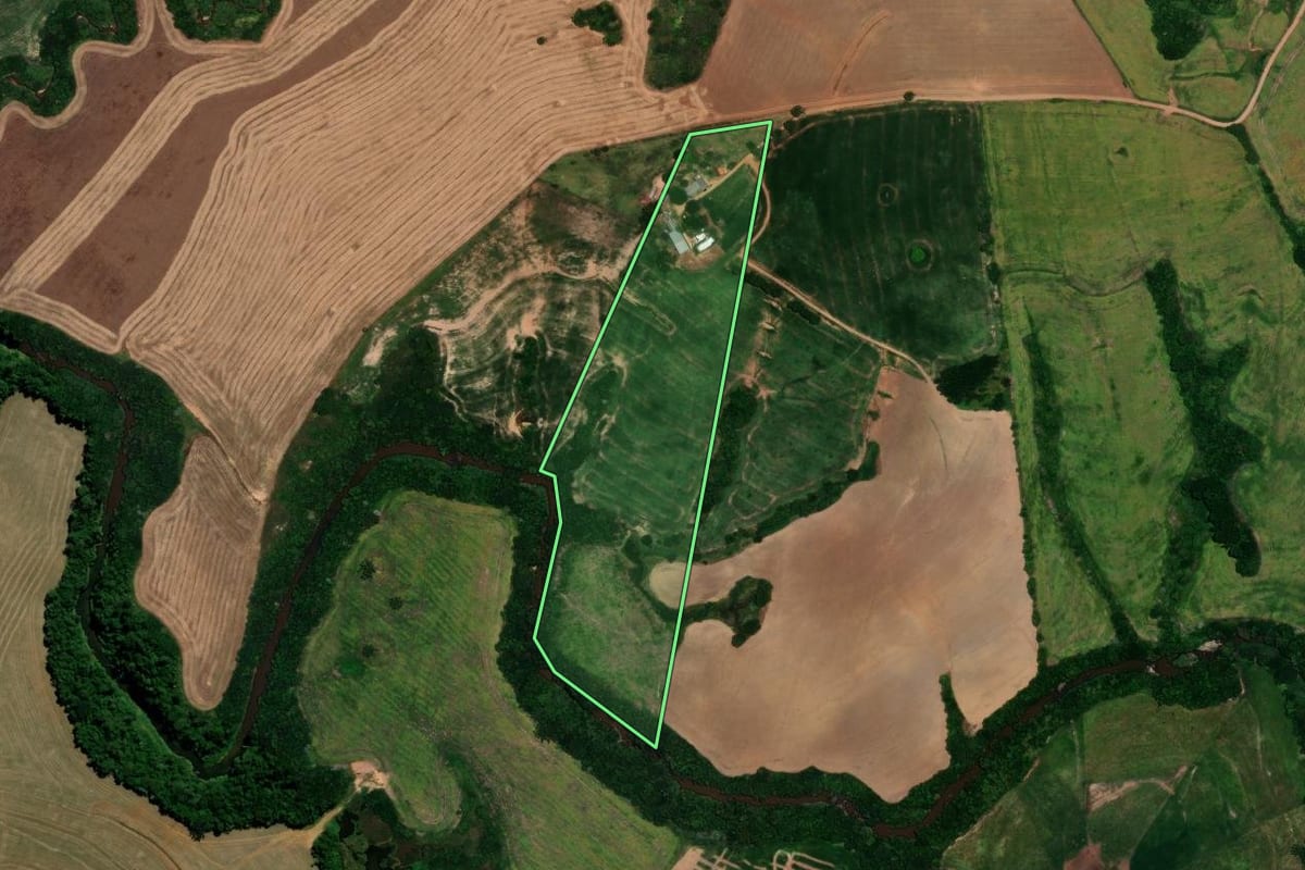 Imagem de satélite do imóvel rural em Rio Branco do Ivaí (PR), com o contorno declarado no CAR desenhado por cima.