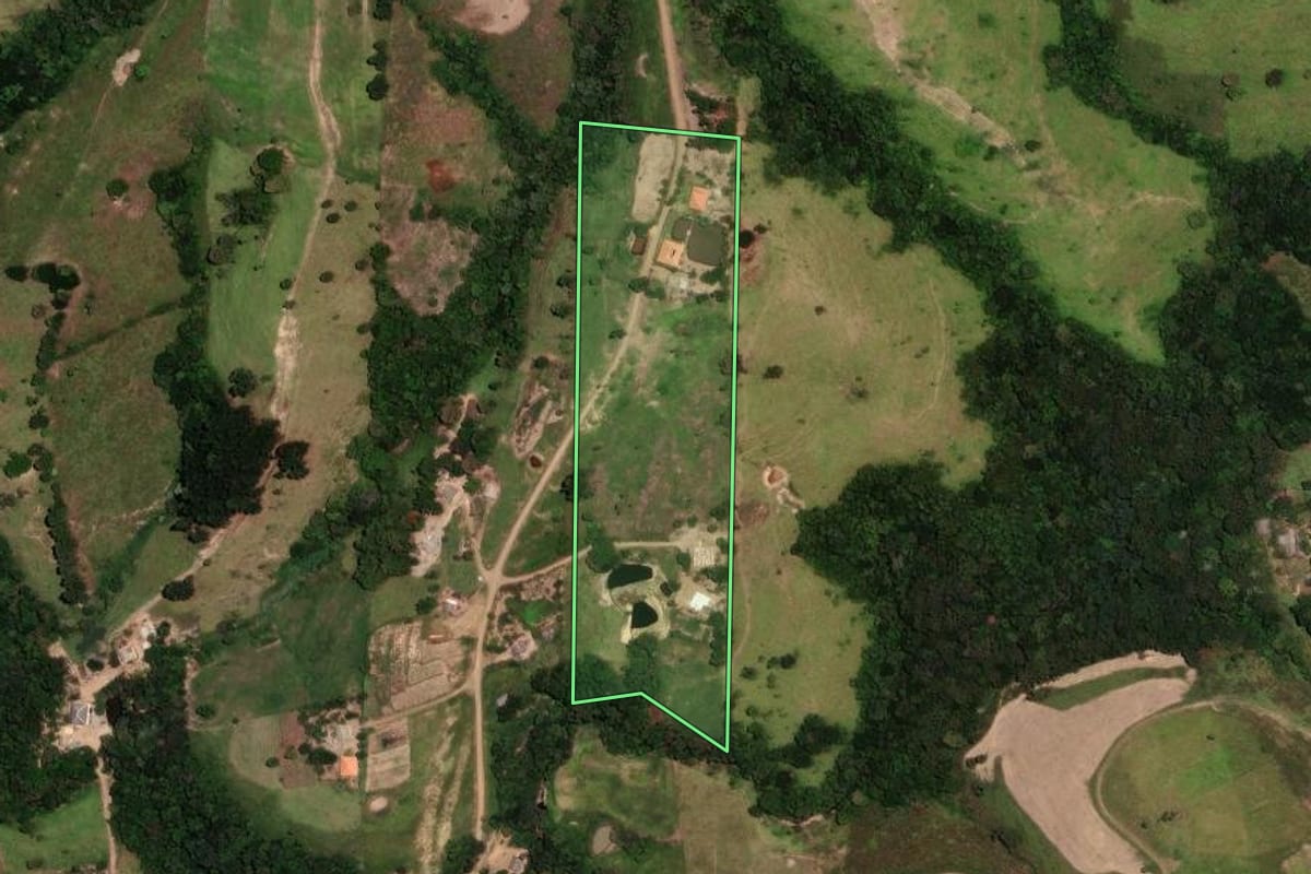 Imagem de satélite do imóvel rural em Rio Branco do Ivaí (PR), com o contorno declarado no CAR desenhado por cima.