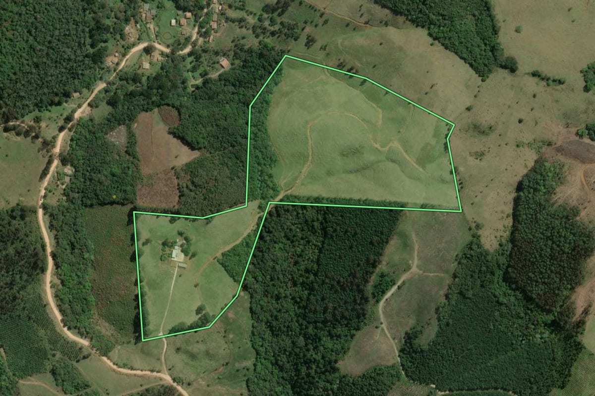 Imagem de satélite do imóvel rural em Rio Branco do Sul (PR), com o contorno declarado no CAR desenhado por cima.