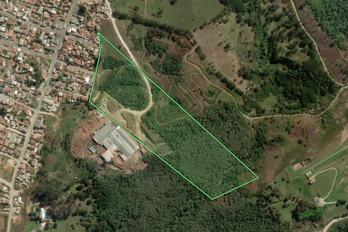 Imagem de satélite do imóvel rural em Rio Branco do Sul (PR), com o contorno declarado no CAR desenhado por cima.