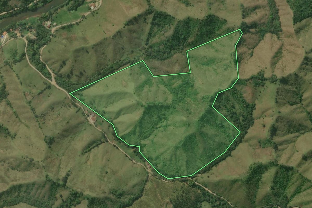 Imagem de satélite do imóvel rural em Rio Branco do Sul (PR), com o contorno declarado no CAR desenhado por cima.