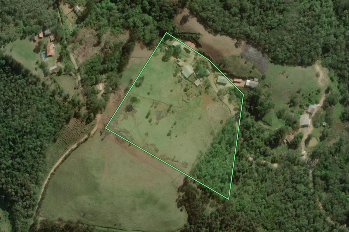 Imagem de satélite do imóvel rural em Rio Branco do Sul (PR), com o contorno declarado no CAR desenhado por cima.