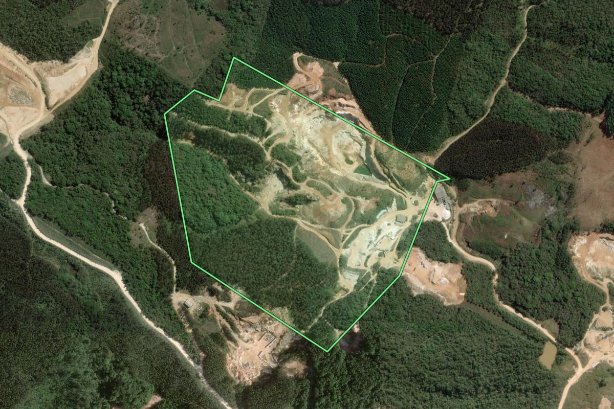 Imagem de satélite do imóvel rural em Rio Branco do Sul (PR), com o contorno declarado no CAR desenhado por cima.