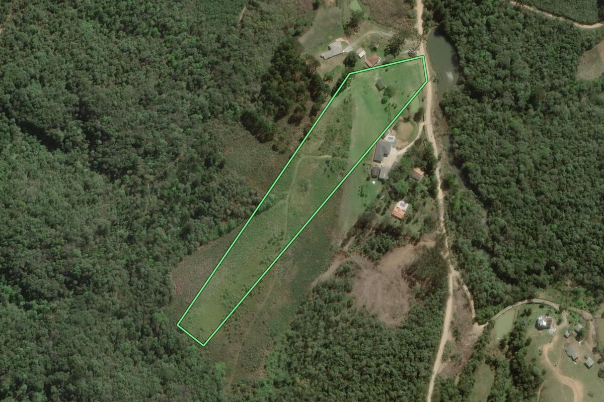 Imagem de satélite do imóvel rural em Rio Branco do Sul (PR), com o contorno declarado no CAR desenhado por cima.