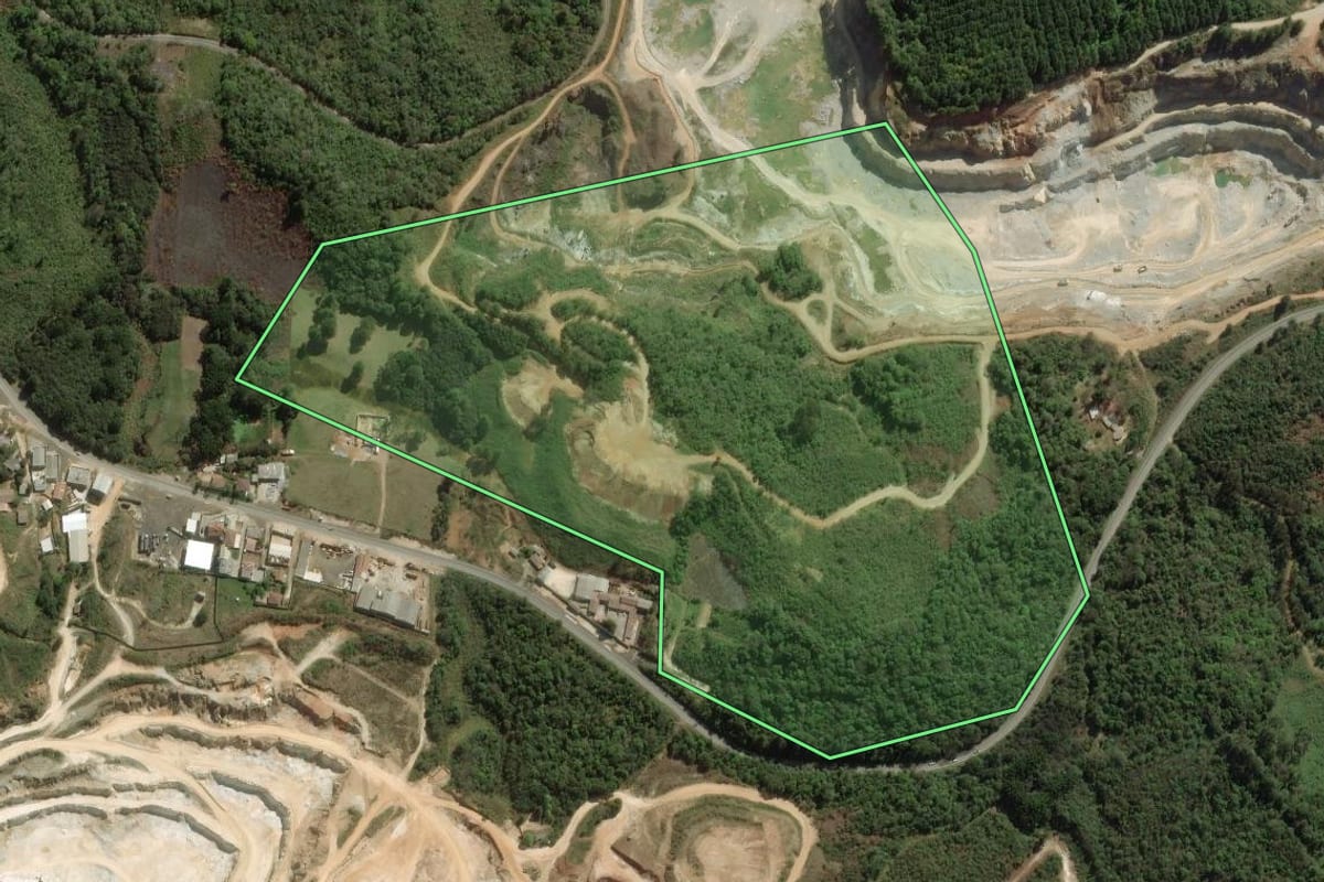 Imagem de satélite do imóvel rural em Rio Branco do Sul (PR), com o contorno declarado no CAR desenhado por cima.