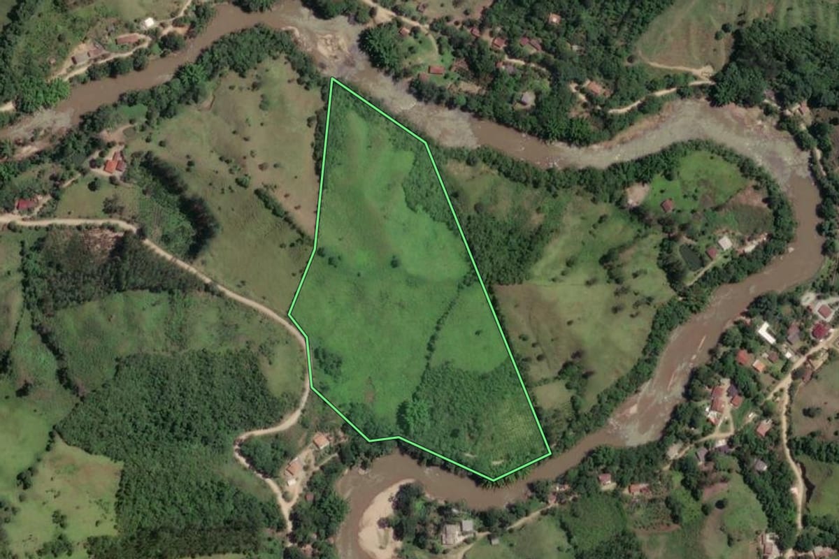 Imagem de satélite do imóvel rural em Rio Branco do Sul (PR), com o contorno declarado no CAR desenhado por cima.