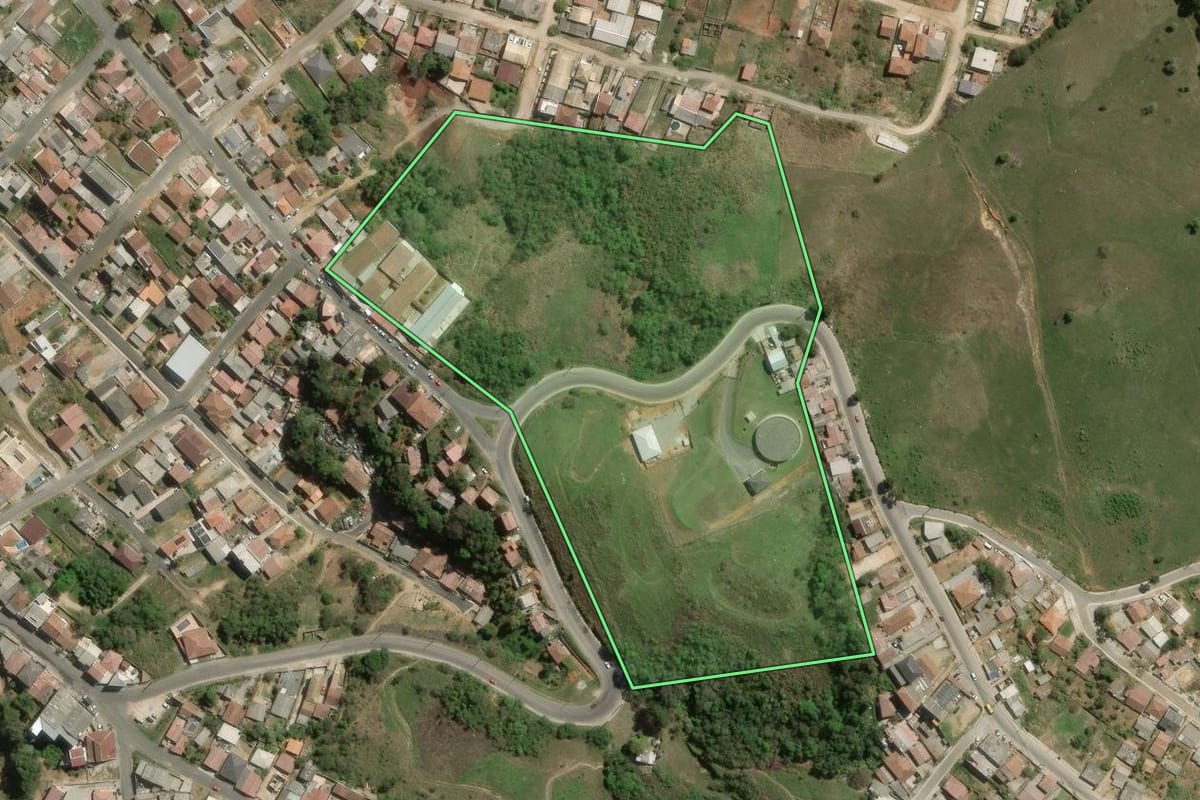 Imagem de satélite do imóvel rural em Rio Branco do Sul (PR), com o contorno declarado no CAR desenhado por cima.