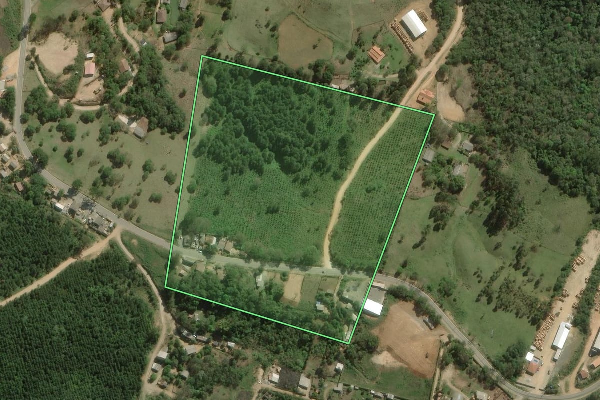 Imagem de satélite do imóvel rural em Rio Branco do Sul (PR), com o contorno declarado no CAR desenhado por cima.