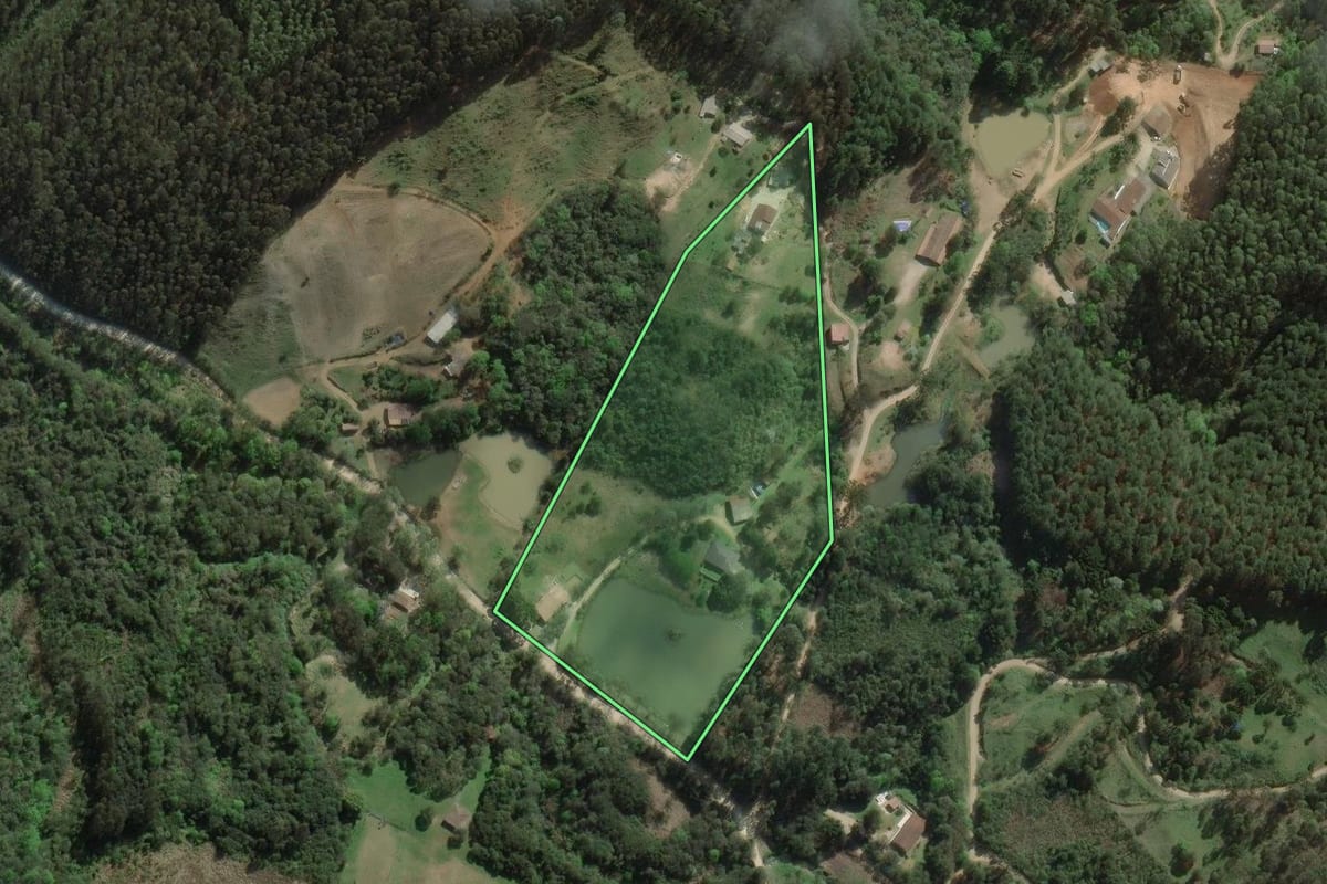 Imagem de satélite do imóvel rural em Rio Branco do Sul (PR), com o contorno declarado no CAR desenhado por cima.