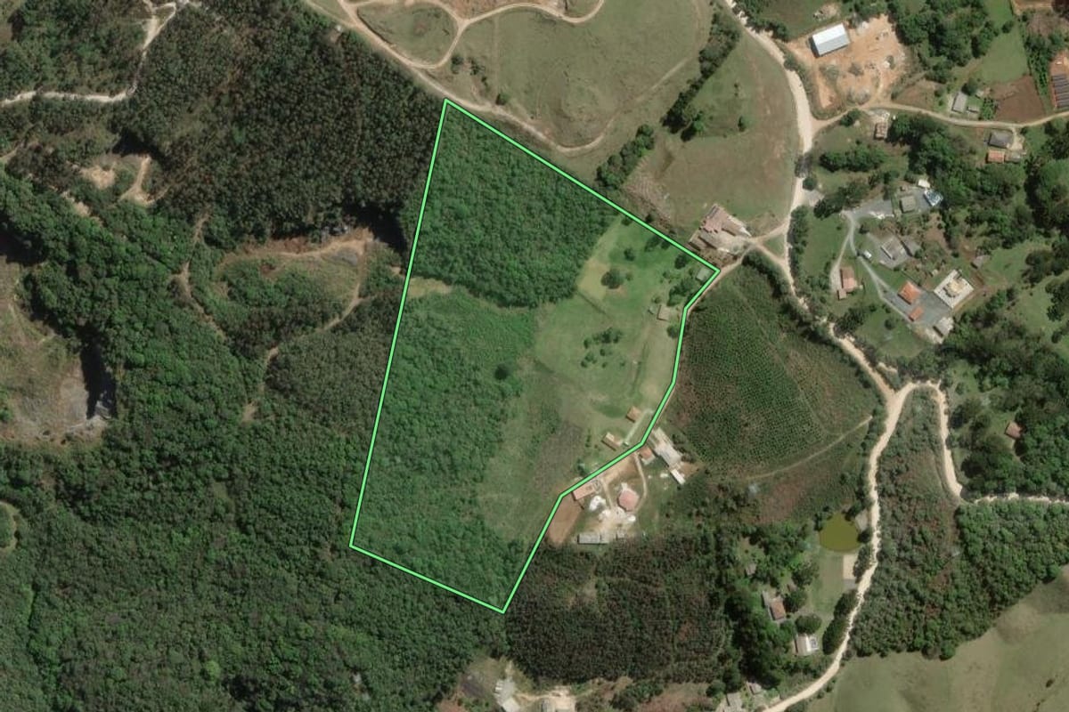 Imagem de satélite do imóvel rural em Rio Branco do Sul (PR), com o contorno declarado no CAR desenhado por cima.