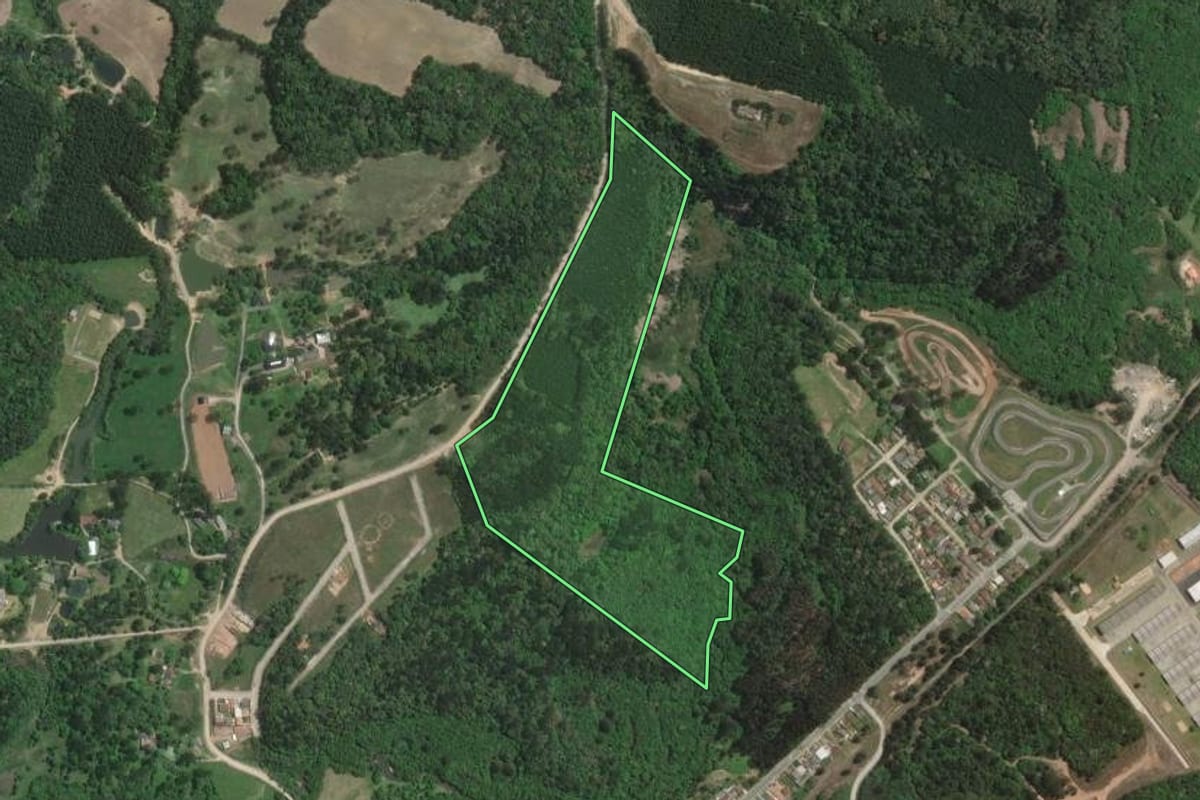 Imagem de satélite do imóvel rural em Rio Negro (PR), com o contorno declarado no CAR desenhado por cima.