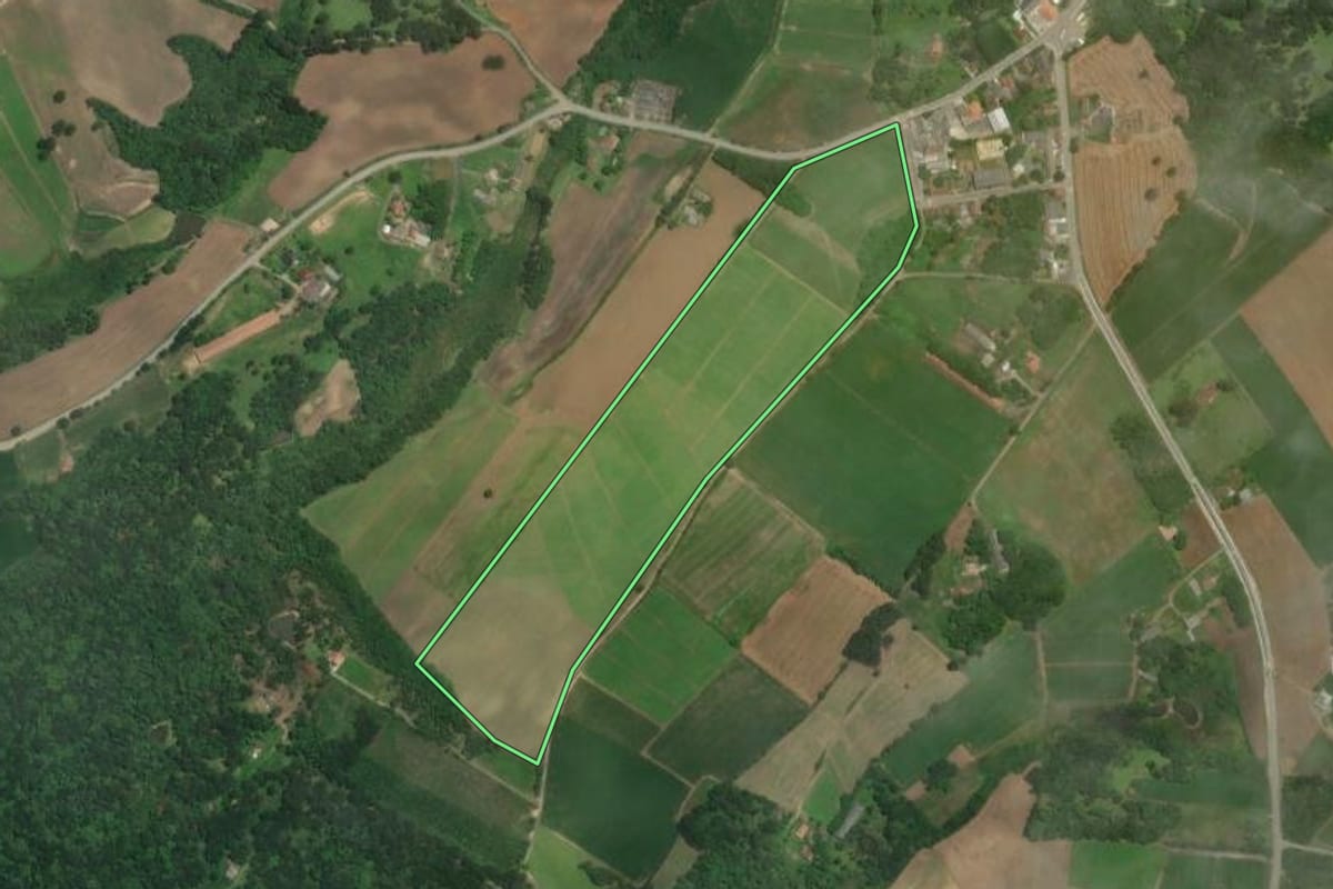 Imagem de satélite do imóvel rural em Rio Negro (PR), com o contorno declarado no CAR desenhado por cima.