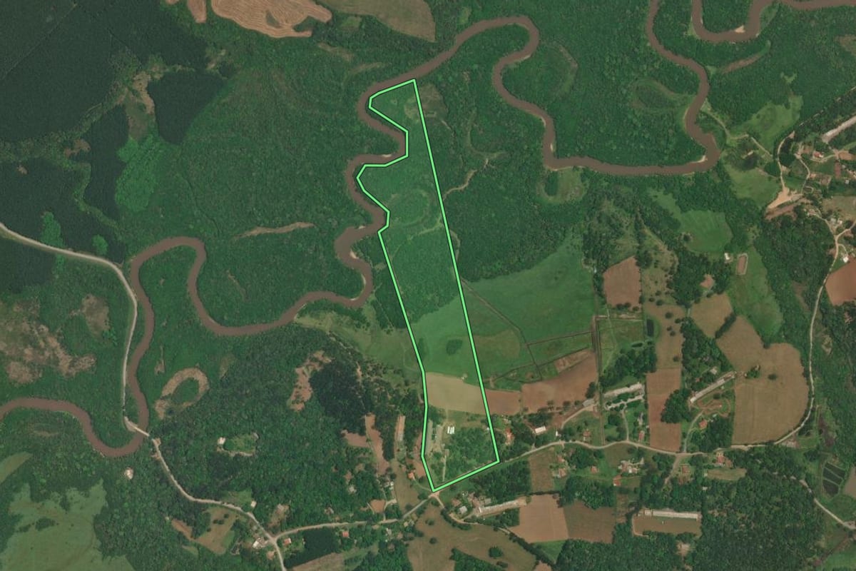 Imagem de satélite do imóvel rural em Rio Negro (PR), com o contorno declarado no CAR desenhado por cima.