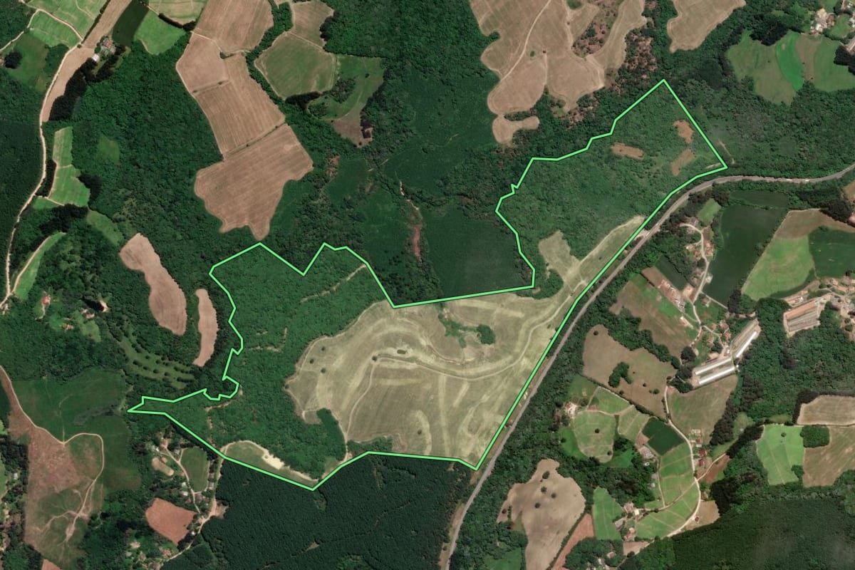 Imagem de satélite do imóvel rural em Rio Negro (PR), com o contorno declarado no CAR desenhado por cima.