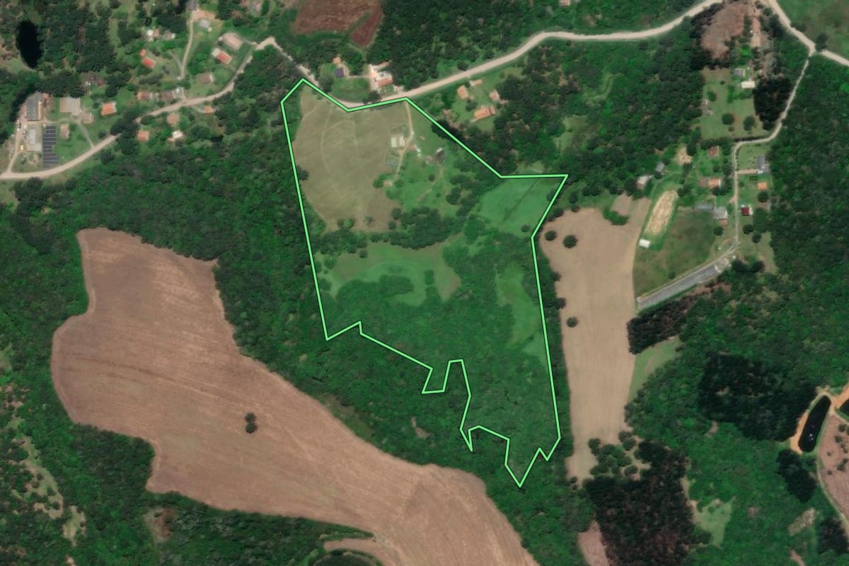 Imagem de satélite do imóvel rural em Rio Negro (PR), com o contorno declarado no CAR desenhado por cima.