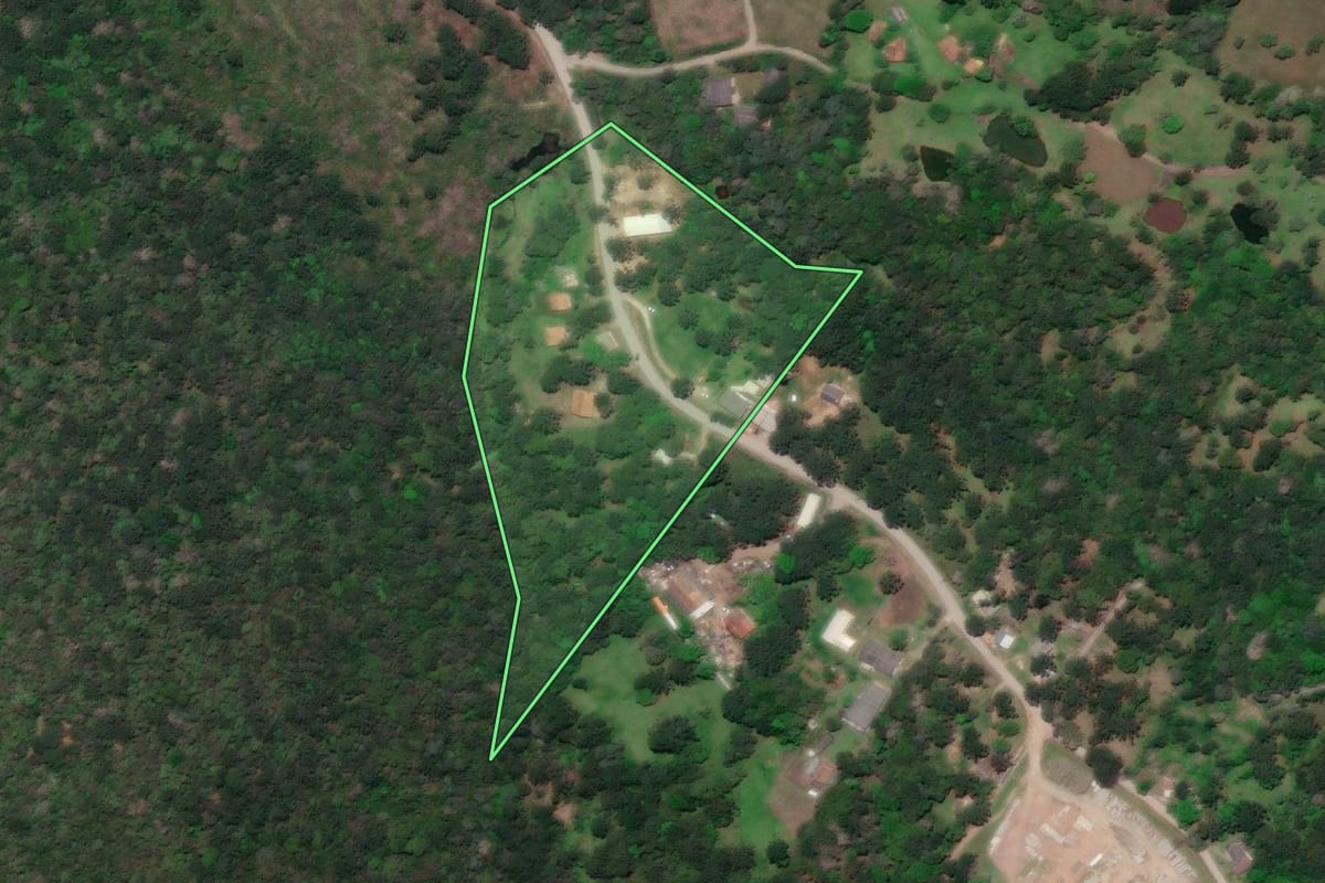 Imagem de satélite do imóvel rural em Rio Negro (PR), com o contorno declarado no CAR desenhado por cima.