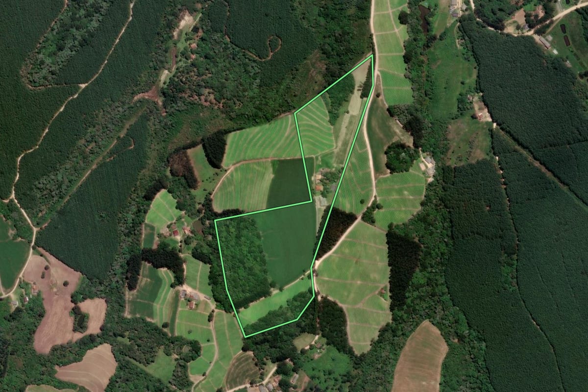 Imagem de satélite do imóvel rural em Rio Negro (PR), com o contorno declarado no CAR desenhado por cima.