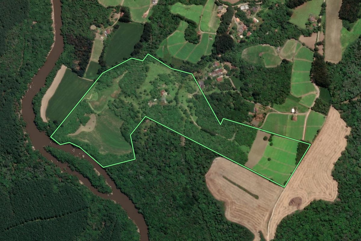 Imagem de satélite do imóvel rural em Rio Negro (PR), com o contorno declarado no CAR desenhado por cima.