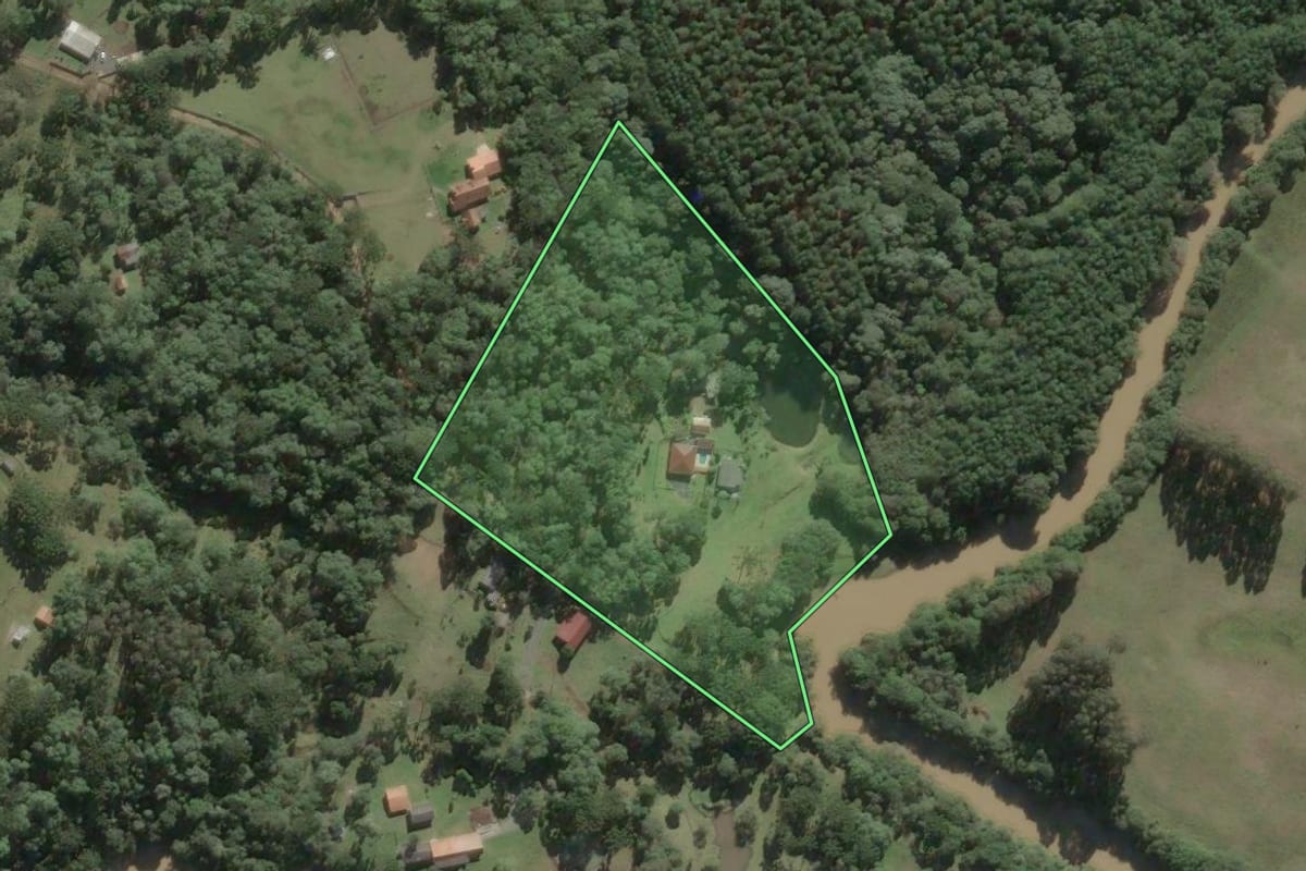 Imagem de satélite do imóvel rural em Rio Negro (PR), com o contorno declarado no CAR desenhado por cima.