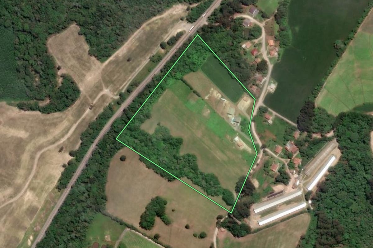 Imagem de satélite do imóvel rural em Rio Negro (PR), com o contorno declarado no CAR desenhado por cima.