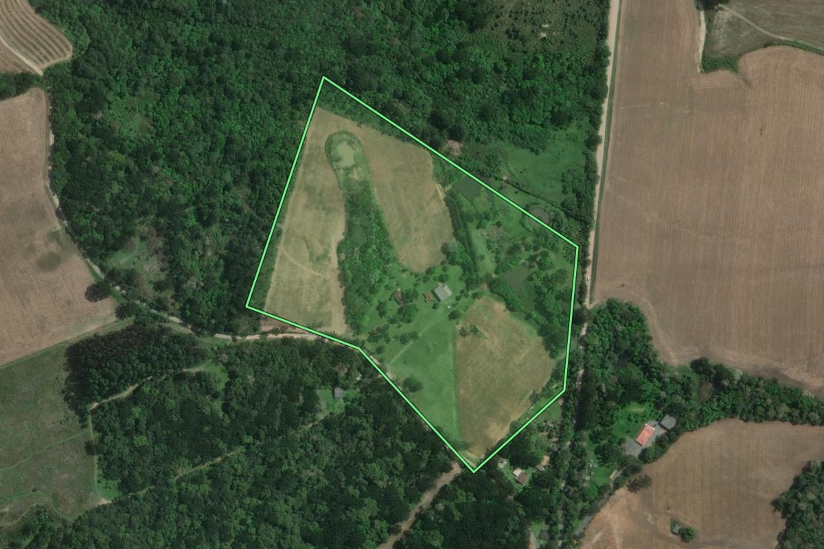 Imagem de satélite do imóvel rural em Rio Negro (PR), com o contorno declarado no CAR desenhado por cima.
