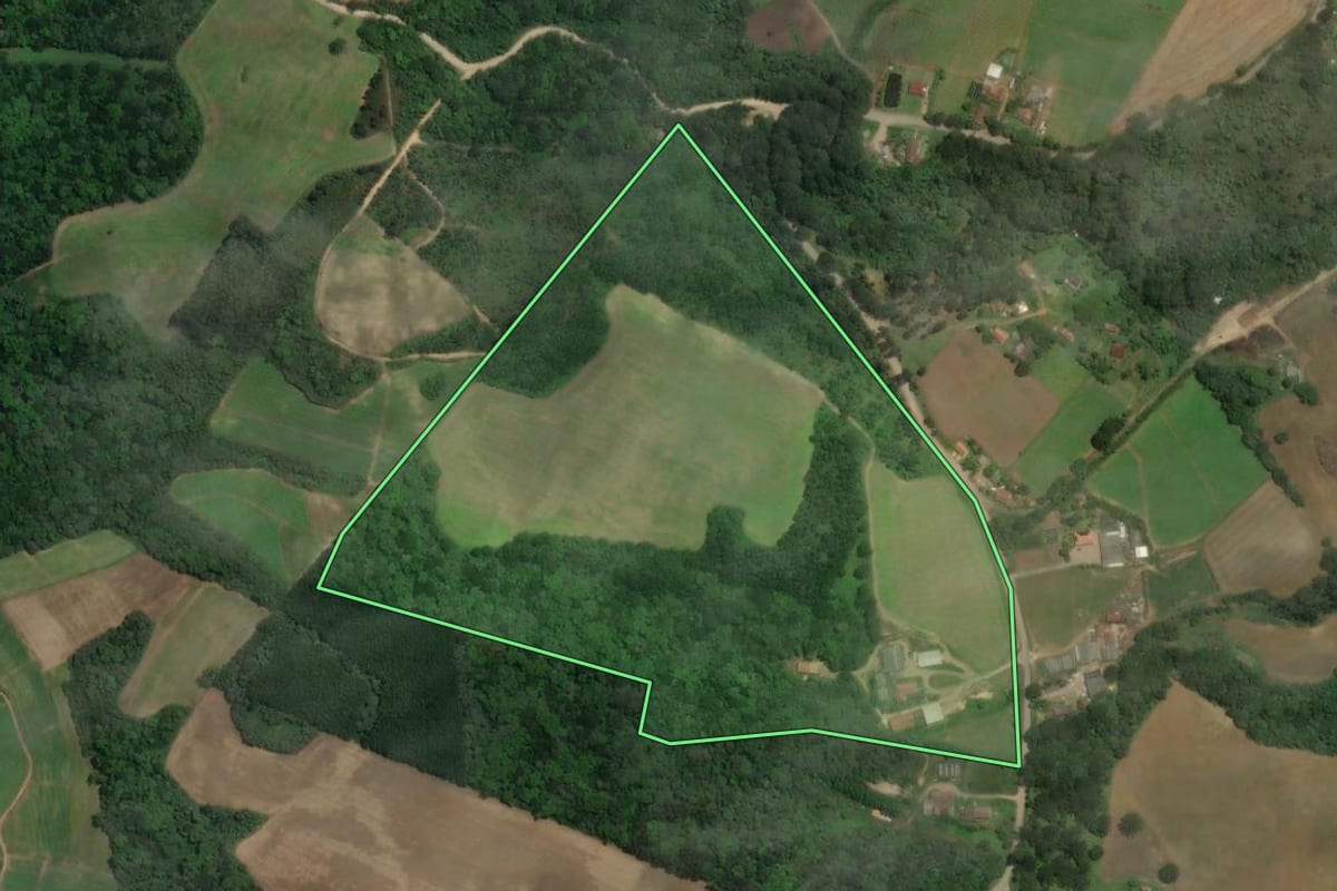 Imagem de satélite do imóvel rural em Rio Negro (PR), com o contorno declarado no CAR desenhado por cima.