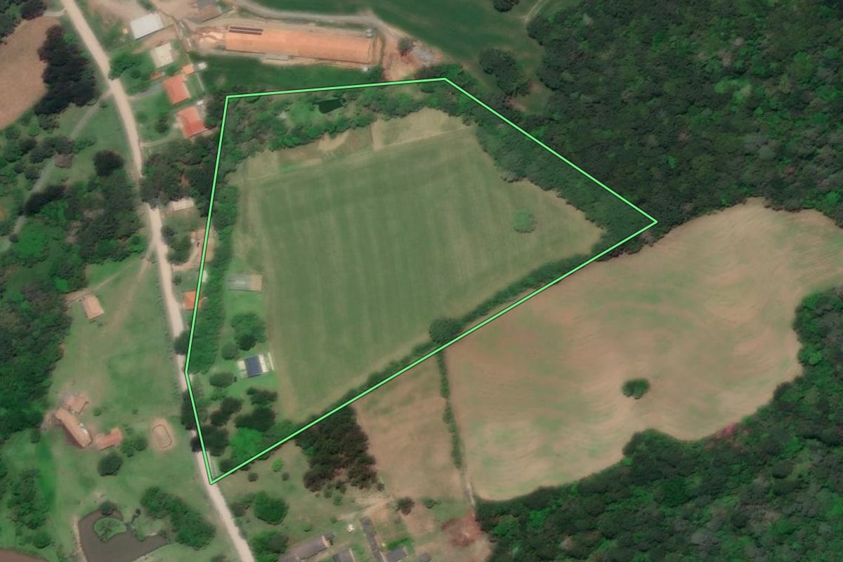 Imagem de satélite do imóvel rural em Rio Negro (PR), com o contorno declarado no CAR desenhado por cima.