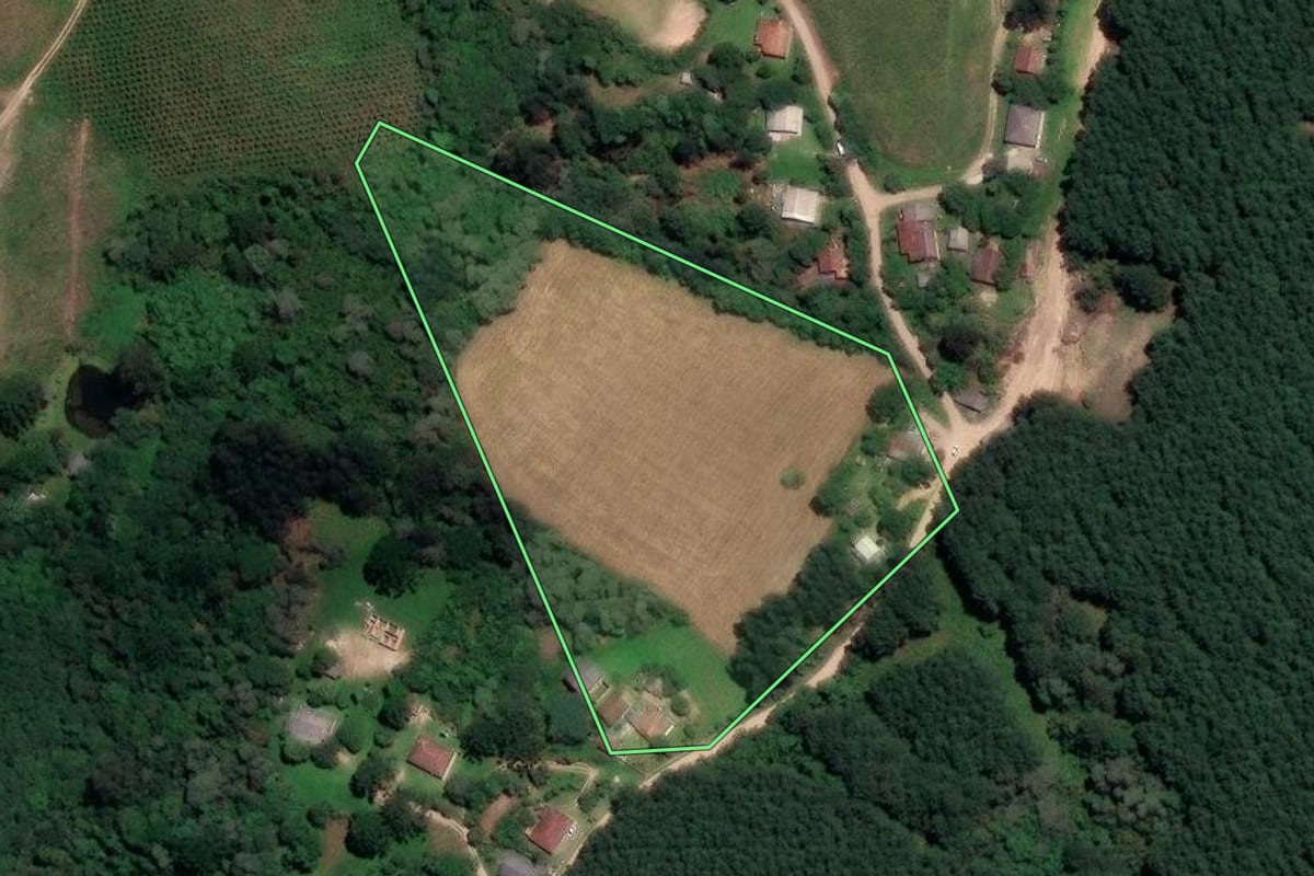 Imagem de satélite do imóvel rural em Rio Negro (PR), com o contorno declarado no CAR desenhado por cima.