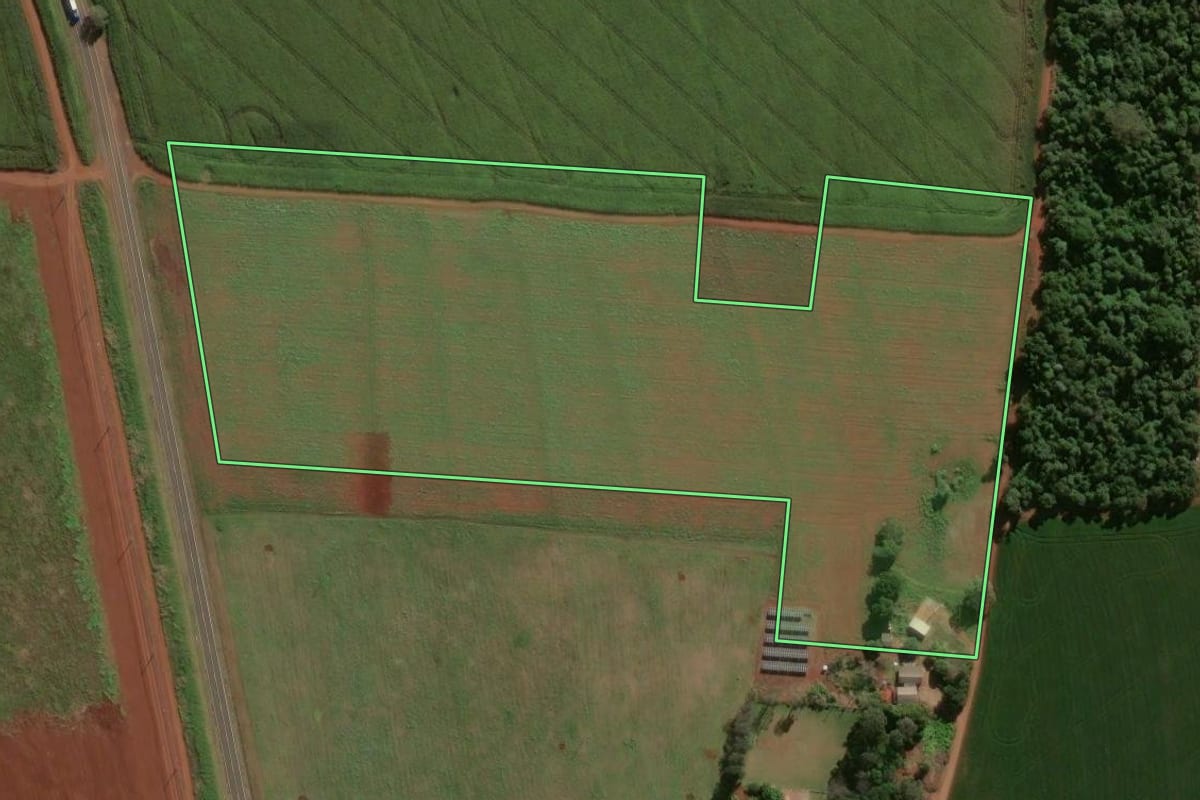 Imagem de satélite do imóvel rural em Rolândia (PR), com o contorno declarado no CAR desenhado por cima.