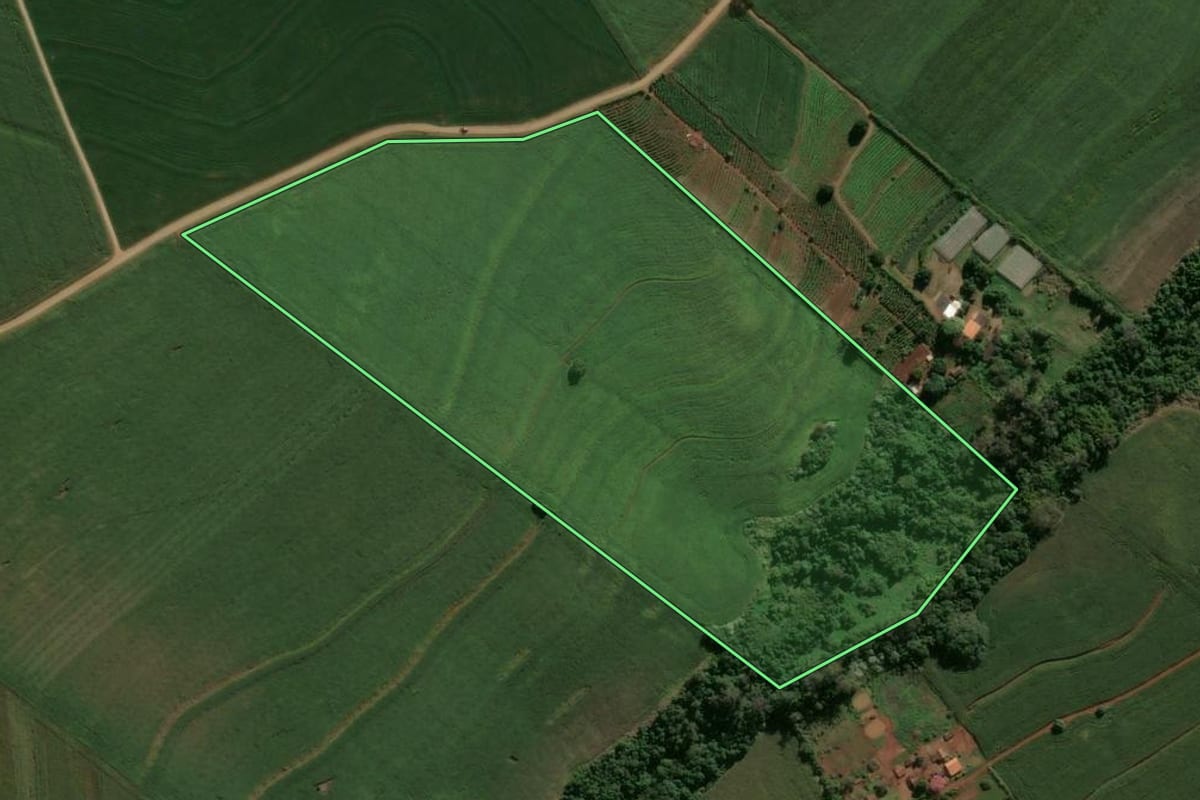 Imagem de satélite do imóvel rural em Rolândia (PR), com o contorno declarado no CAR desenhado por cima.