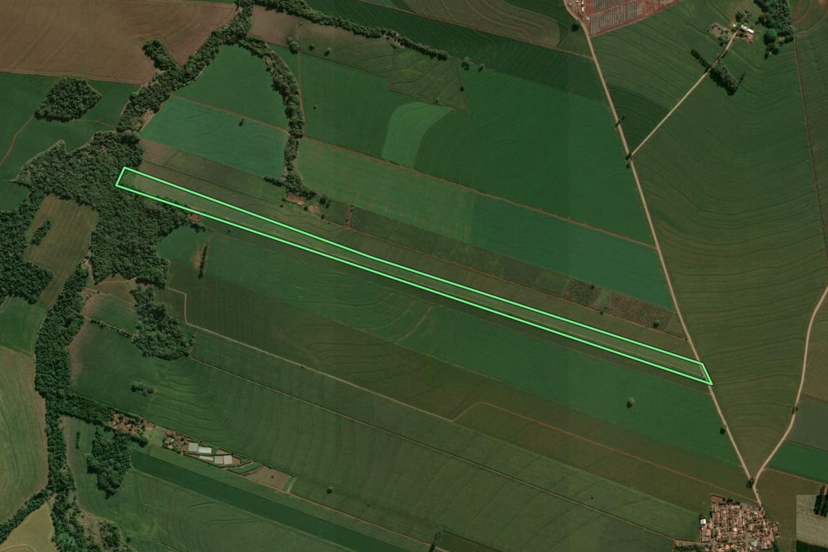 Imagem de satélite do imóvel rural em Rolândia (PR), com o contorno declarado no CAR desenhado por cima.