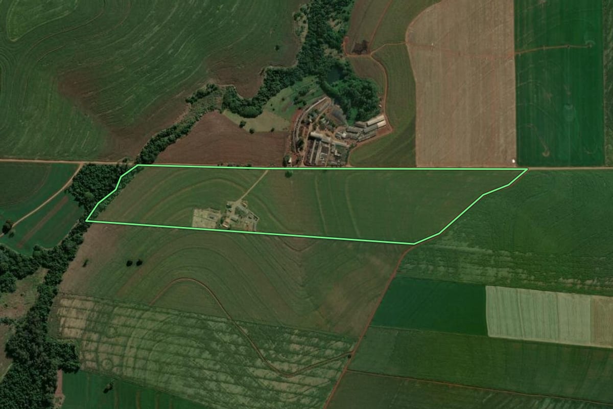 Imagem de satélite do imóvel rural em Rolândia (PR), com o contorno declarado no CAR desenhado por cima.