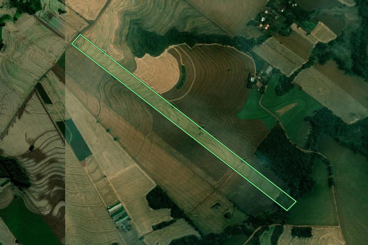 Imagem de satélite do imóvel rural em Rolândia (PR), com o contorno declarado no CAR desenhado por cima.