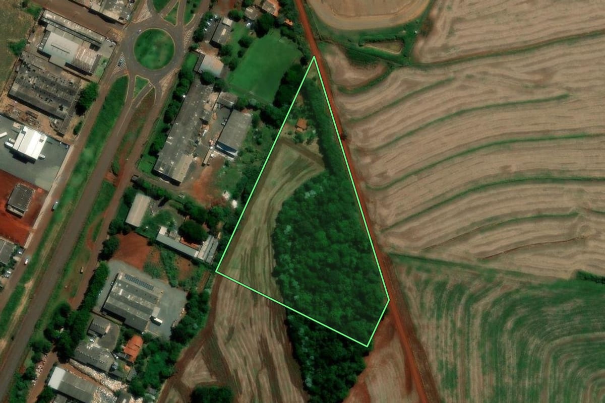 Imagem de satélite do imóvel rural em Rolândia (PR), com o contorno declarado no CAR desenhado por cima.
