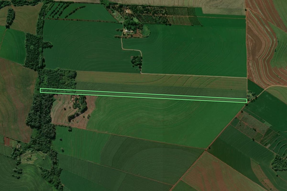 Imagem de satélite do imóvel rural em Rolândia (PR), com o contorno declarado no CAR desenhado por cima.