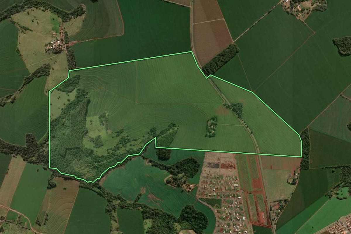 Imagem de satélite do imóvel rural em Rolândia (PR), com o contorno declarado no CAR desenhado por cima.