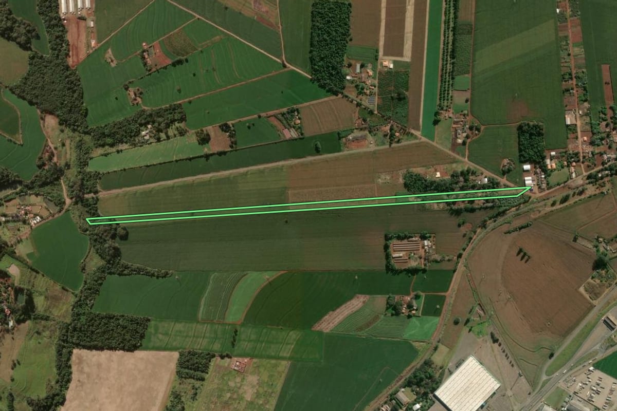 Imagem de satélite do imóvel rural em Rolândia (PR), com o contorno declarado no CAR desenhado por cima.