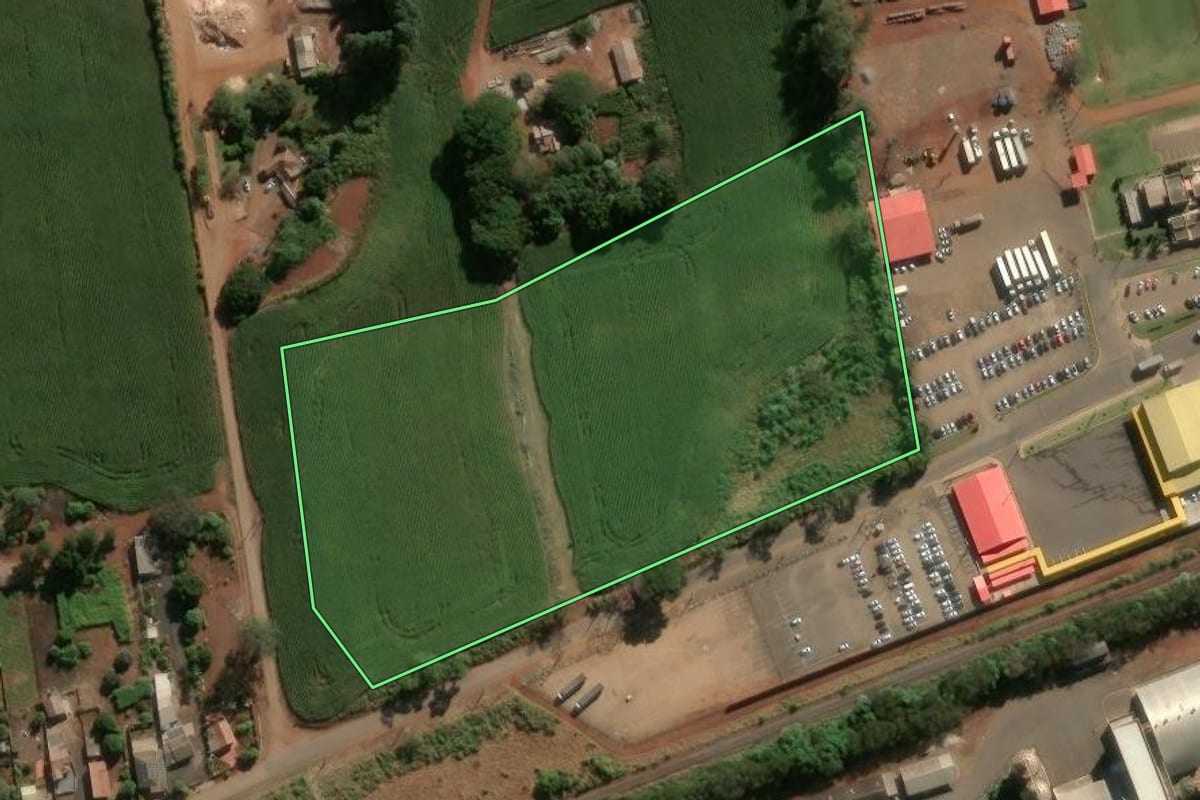 Imagem de satélite do imóvel rural em Rolândia (PR), com o contorno declarado no CAR desenhado por cima.
