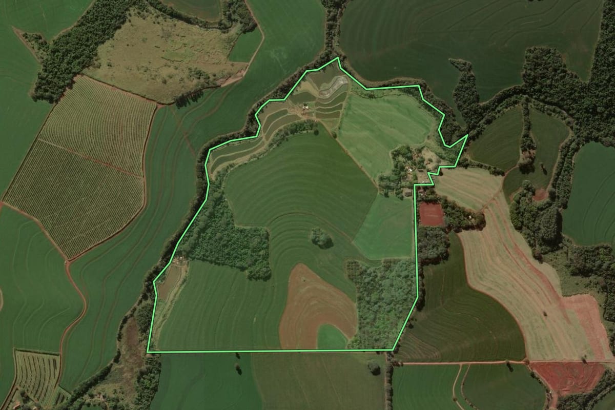 Imagem de satélite do imóvel rural em Rolândia (PR), com o contorno declarado no CAR desenhado por cima.