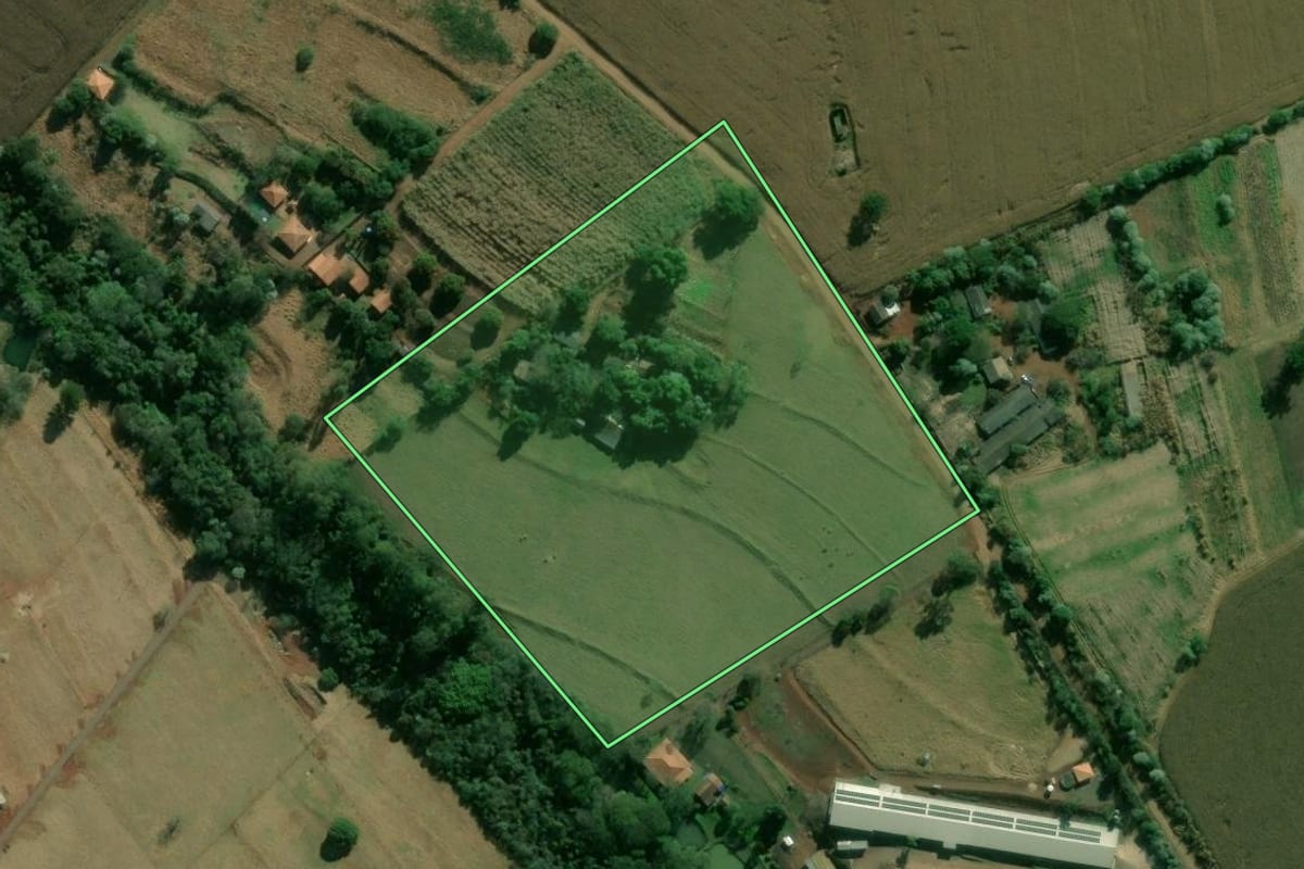 Imagem de satélite do imóvel rural em Rolândia (PR), com o contorno declarado no CAR desenhado por cima.